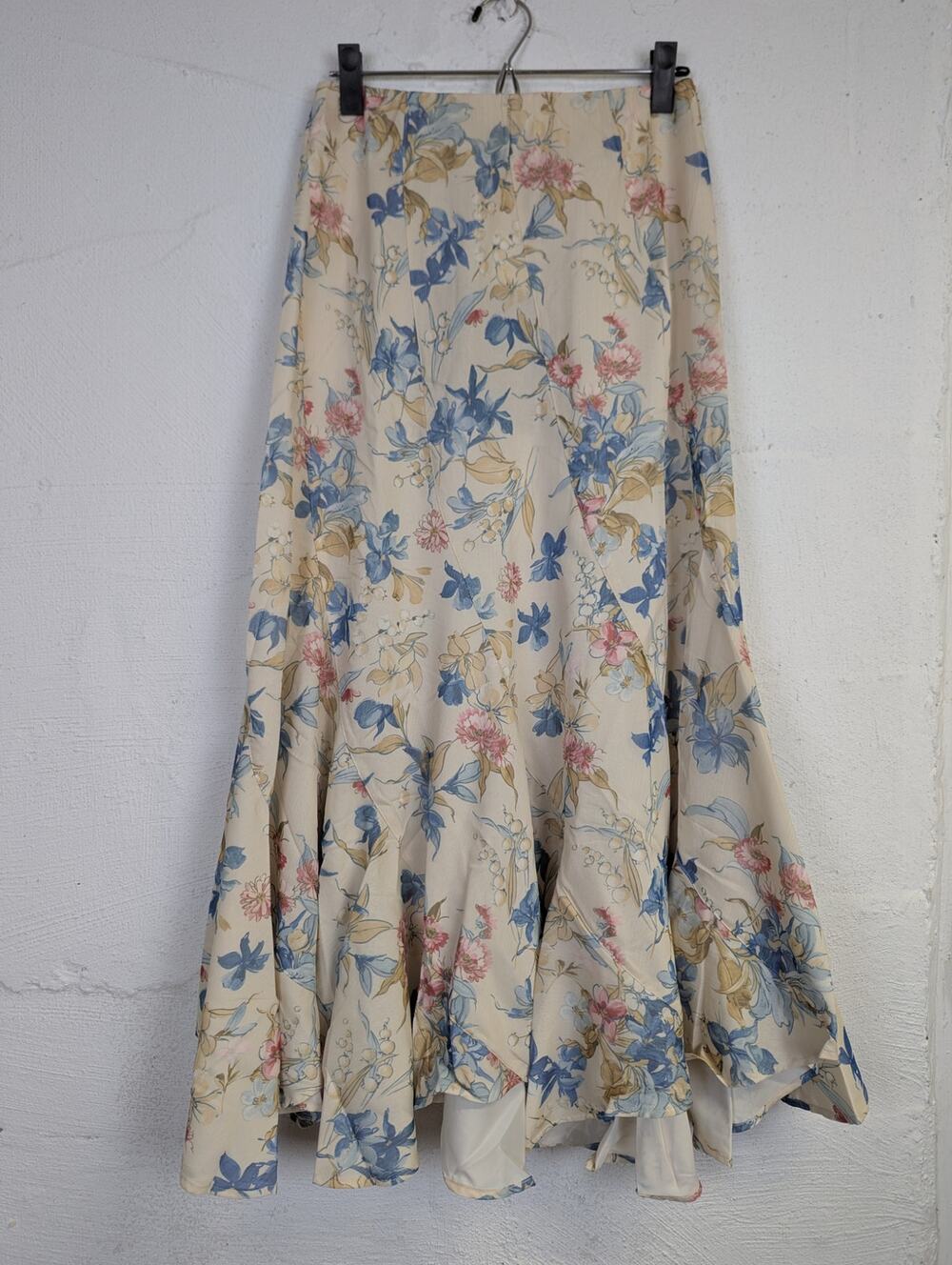 Tuckernuck Mallory Skirt Cosmos Floral Snowberry
Midi Flowy Asymmetric Small